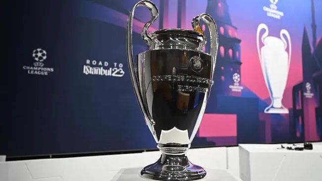 英超第19轮，曼联在上半场0-2落后的情况下，下半场连入3球，逆转战胜维拉。